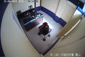 男子醉酒驾车回家 竟在马路中间“呼呼大睡”图片