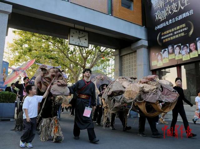 “丝路”商队穿越到国庆中秋长假