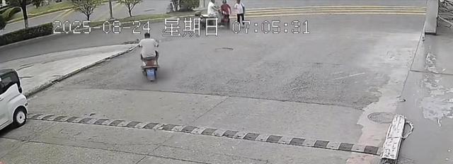 男子骑电动车撞倒两名八旬老人逃逸