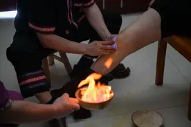 “徒手抓火”做推拿，“豪猪箭”从原始社会流传至今，永州瑶医展示多项古老技艺图片
