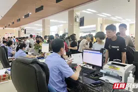 政务服务周末“不打烊” 助力中考学子身份证办理图片
