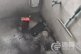 电瓶车电池带回家后发生自燃 黑色有毒颗粒会危害健康图片