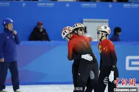 林孝埈摔倒失误，混合团体2000米接力中国队无缘首金，赛后队友安慰林孝埈图片
