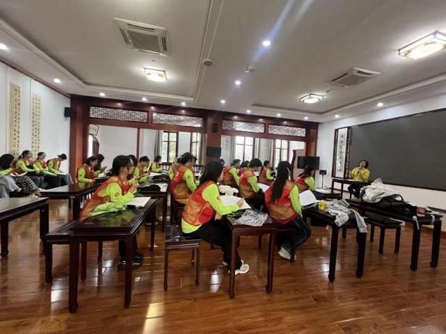 汉服执灯引客来，文旅温暖服务润人心