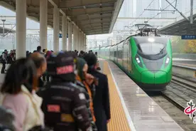 西南山区黄金路：钢轨织锦绣，花海映振兴图片