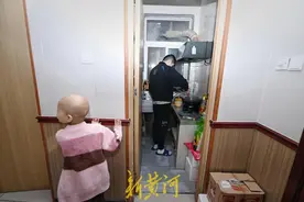 看着视频一点点学做饭，16岁哥哥带6岁妹妹在济抗癌图片