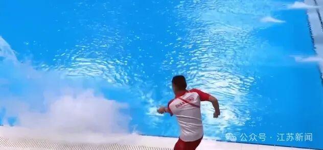 全运会惊险一幕！天津队选手失误，险些撞到池壁，一旁山东队主教练吓坏