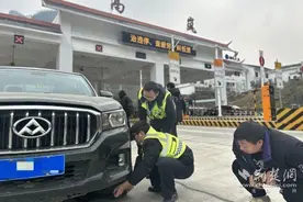高速口小车突发爆胎 收费站暖心相助获点赞图片