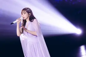 王心凌“SUGAR HIGH”巡演登陆佛山，卡祖笛吹奏《黏黏黏黏》被观众大赞“可爱”图片