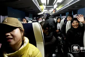 明年见！十多辆大巴载她们返乡，采茶工：这里像是第二故乡图片