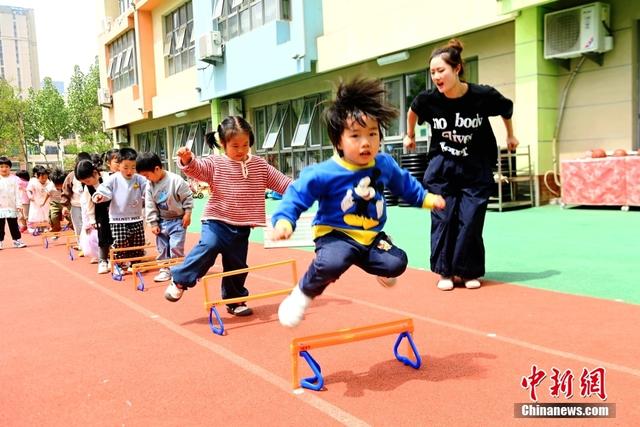 多地发补贴能破解“带娃难”吗