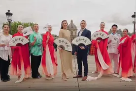 一场满满中国元素的快闪，在巴黎塞纳河畔上演图片