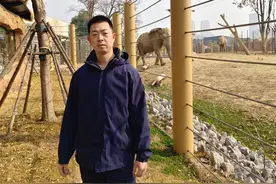 武汉动物园大象“保姆”：努力学习，伺候好大象一家图片