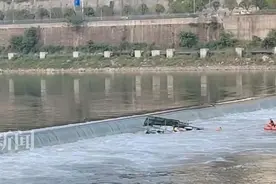 达州一小船营救溺水群众时侧翻2人失踪，官方：救援人员来自交通运输部门图片