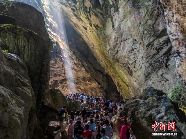 贵州毕节：织金洞迎来避暑旅游高峰