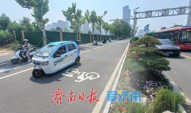 彩色骑行道亮相济南工业南路