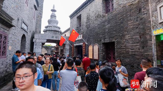 国庆中秋双节镇江西津渡 “传统 + 新潮” 引爆文旅，26.8 万游客打卡获央视专题报道