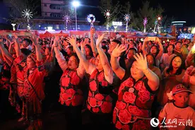 云南南华：万人打跳“阿苏嗻” 一片欢乐海洋图片