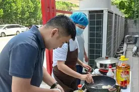 淄博一社区开设外卖小哥“午间食堂” 啤酒鸡翅、冬瓜炖肉……听着都流口水图片