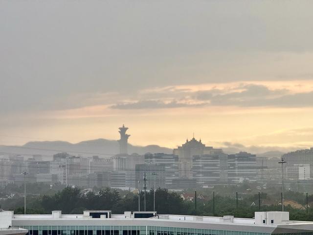 雨后看见彩虹！北京晚霞金光漫天！