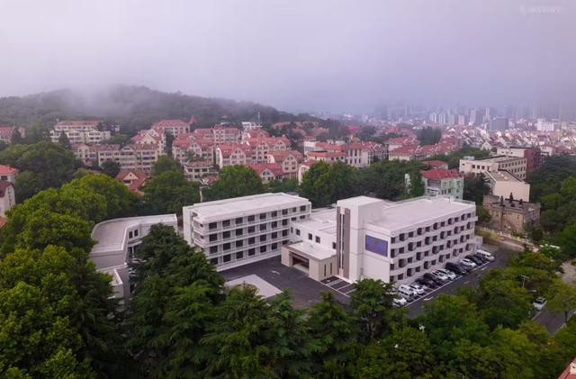 这届“打工人”出游住进疗养院
