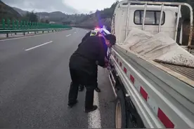 车辆燃油耗尽被困高速 交警暖心相助解“油”愁图片