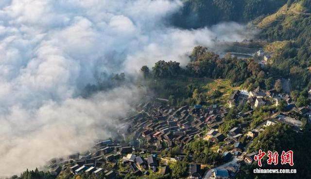 贵州榕江：云端苗寨美如画