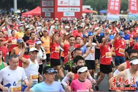 2023长沙马拉松鸣枪 “情侣战队”拿下“半马”男女子组冠军图片