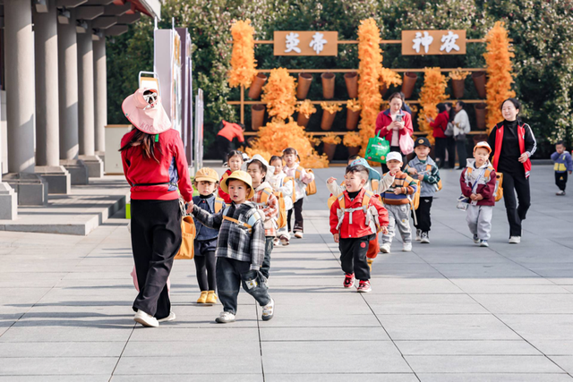 萌娃喊话“欢迎”萌翻游客，大V集体的DNA动了