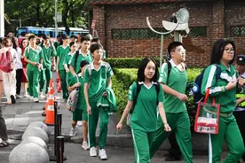 广州中考语文：难度友好且创意满满，考生们笑着走出考场图片