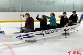 12名加拿大籍龙舟运动爱好者在上海体验“冰上龙舟”图片