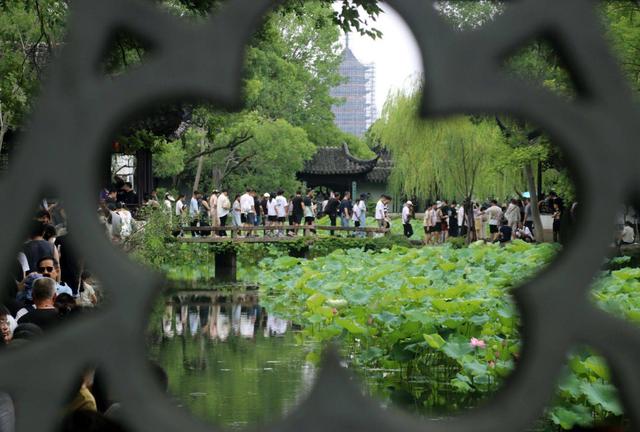 苏州：拙政园人头攒动