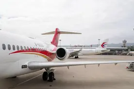 国产商用飞机ARJ21进行“环青藏高原”飞行图片