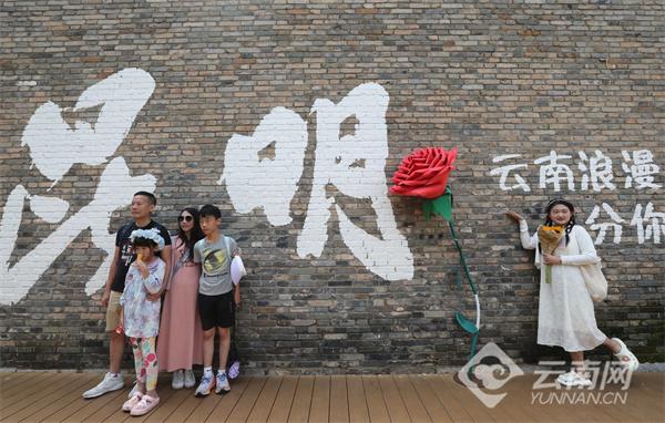 盛夏入伏时节 清凉春城引客来