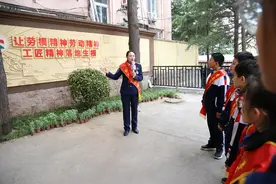 青岛陵县路小学：学习劳模精神，争做新时代好少年图片