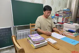 百万网友“蹭课”的退休姥爷：给外孙女辅导作业很快乐，为更多家长和孩子免费答疑解惑，暂没想过带货图片