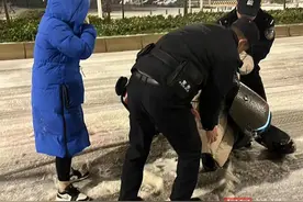 “看见你们就像看见了光”，女子风雪夜被困幸遇执勤归来民警图片