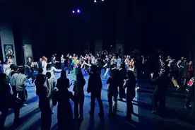 直接走进杂技团“练功房”转碟、抖空竹？这场演出太能整活了图片