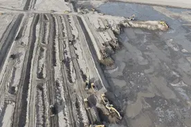 不误春灌，皮山农场跃进水库清淤忙图片