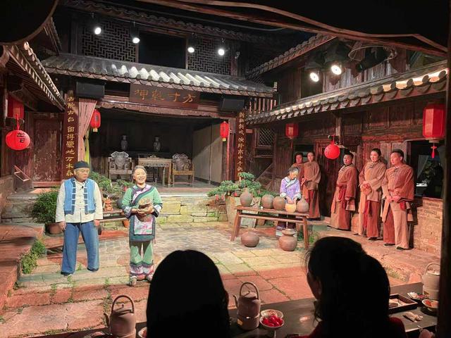 曲靖：清风剧场成避暑游客“网红打卡点”