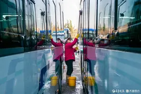 今视角 | 公交车场女洗车工图片