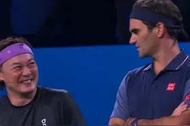 陈奕迅见到偶像费德勒，生动诠释开心到变形图片