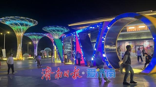 一年四季 泉在济南丨华熙泉韵LIVE夜景璀璨 点亮起步区夜生活