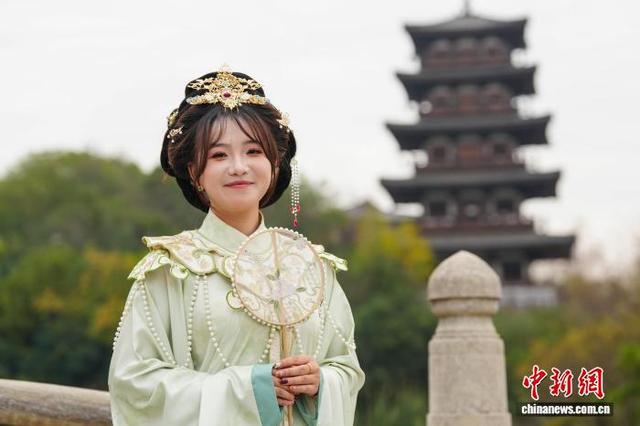 湖北襄阳：游客“穿越千年”感受传统服饰之美