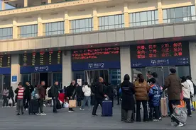春运第6日！回家路上年味拉满：有人路过长沙特意逗留，有人聊起儿孙乐得手舞足蹈图片