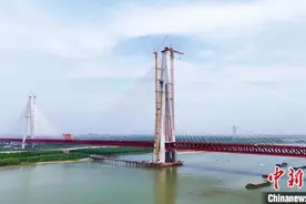 世界最大跨度三塔斜拉桥合龙图片