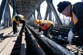 “万里长江第一桥”的“养护人”：每天差一毫米也不行图片