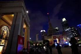 上海书展夜场人气旺，还有这项活动很圈粉→图片