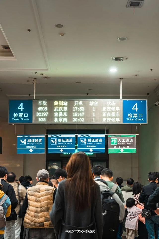 武汉新玩法！2元坐火车过大桥，限时一个月！