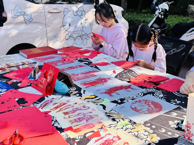 伊水畔露营潮玩邂逅河洛风 洛阳青年“打卡”千年文明